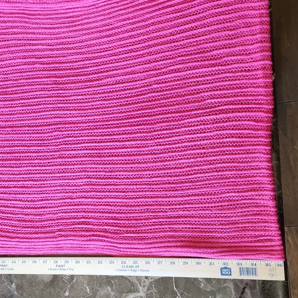Beautiful hot pink scarf in excellent condition! - Picture 6 of 7